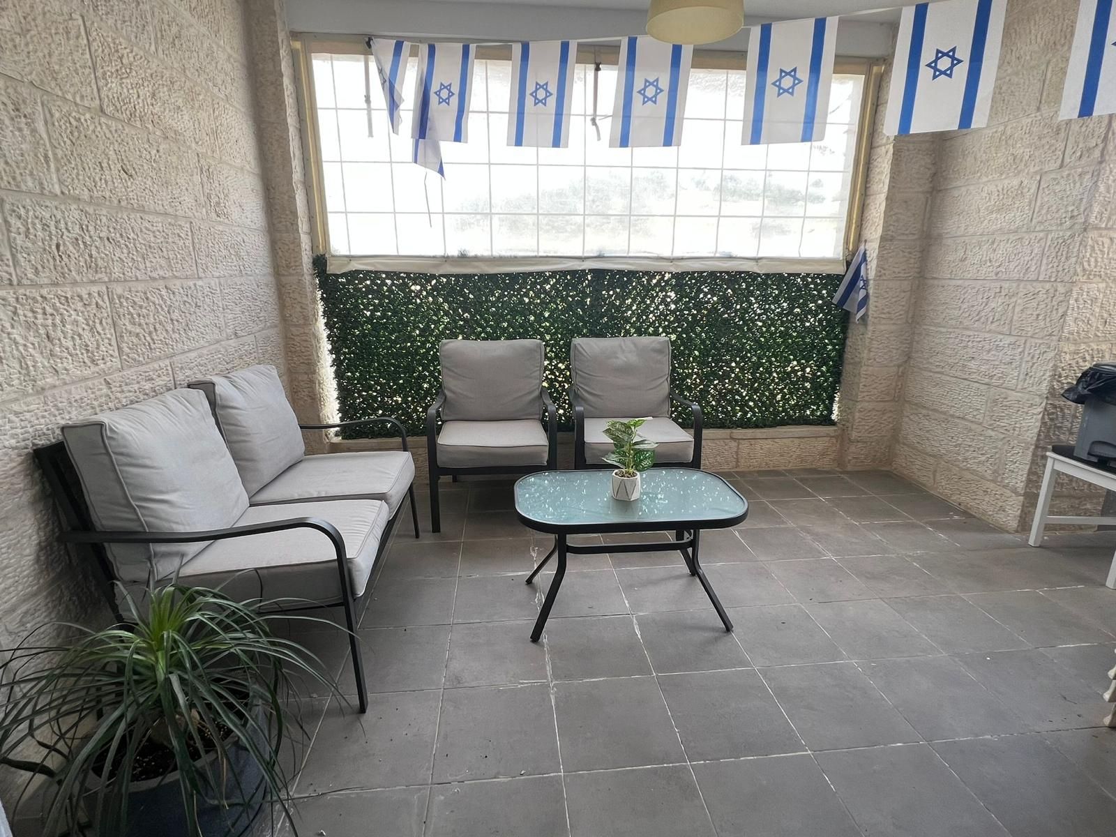 השקד - 4