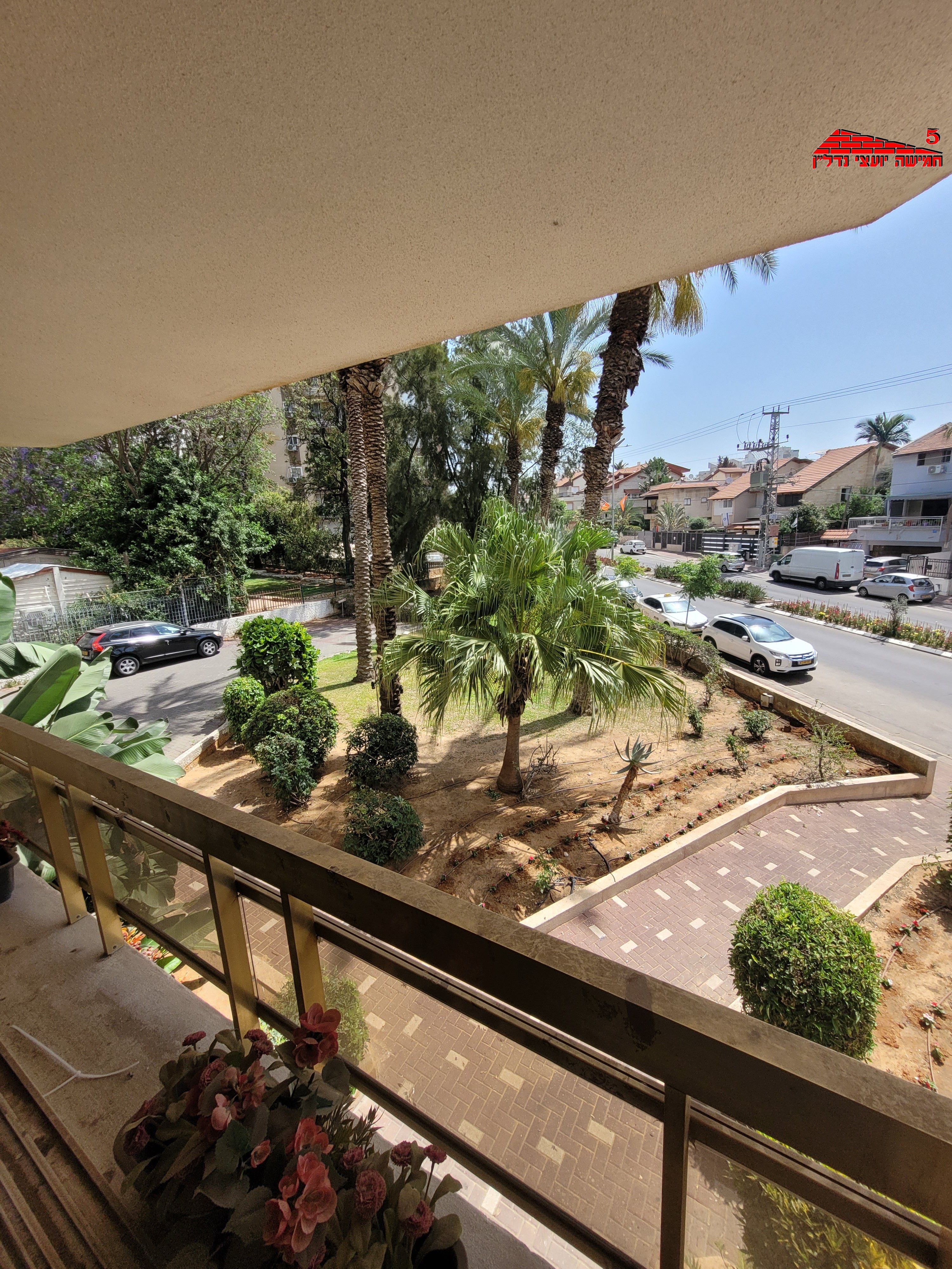 השומר  - 8